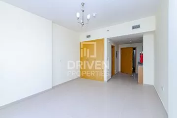 Bright &amp; Spacious Apt | Available In Jun