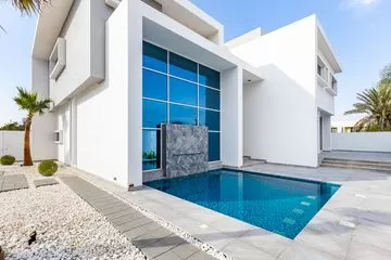Modern Luxury Huge Villa w/ Wide Parking