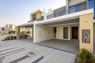 Vacant and Huge Townhouse | Near to Pool